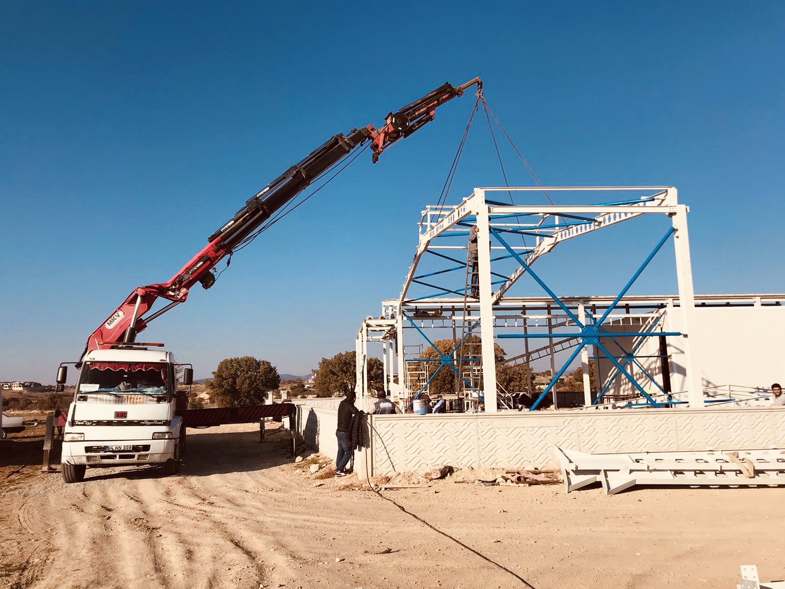 Afyon’da her boyutta vinç kiralama hizmeti. Güvenli ve hızlı taşıma çözümleri.